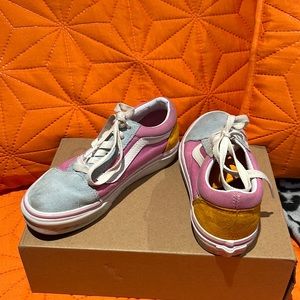 Size 1 like new multi color Vans. Worn a few times needs a little sude cleaning.